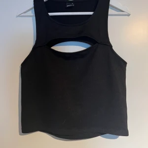 Topp från ginatricot - Super söt topp från ginatricot  Liten öppning framme vid bröstet  Även superfin öppning i ryggen