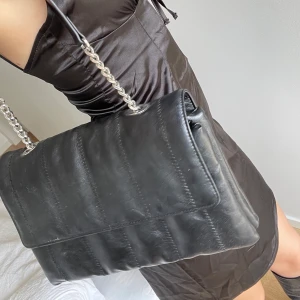 Svart väska från Zara - Galet snygg väska från Zara med flera fack vilket gör den väldigt praktisk. Säljer då jag har för många väskor haha. Frakt på 66 kr tillkommer 🥰🥰