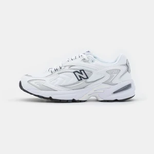 New balance - Kollar intresset på mina new balance 725 skor. Köpta för ett halvårdsedan, men fint skick då jag bara använt dom några enstaka gånger. Kan skicka egna bilder.