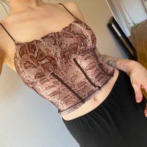 Crop top från Princess Polly  - Supersnygg croptop från Princess Polly, aldrig använd med prislapp kvar 💕 passar till lågmidjade kjolar/byxor 