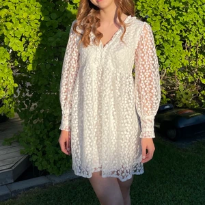 Vit studentklänning  - Kollar intresset på min superfina studentklänning ifrån YAS. Stl XS. Endast använd en gång på studenten. Köparen står för frakten. Tryck inte på köp nu💕🥰