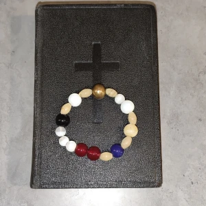 Frälsarkrans  - Frälsarkrans säljes då jag har dubbla. Ompärlad med svart mer elastiskt band men i bra skick då den inte är så mycket använd. Kan skicka ej spårbart med och filmar när jag postar då är frakten på 15kr (frimärke+kuvert)