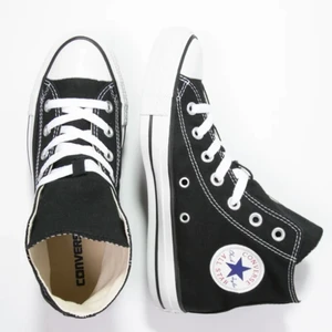 Höga Converse - Svarta höga converse i bra skick, endast använda några fåtal gånger. Säljer pga att jag inte får användning för dom längre. Köparen står för frakten💕💖 Köptes för 799, på zalando💖