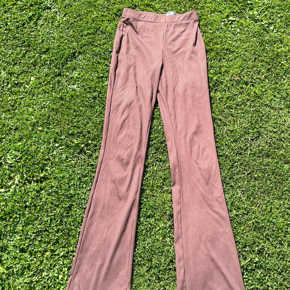Ribbade bruna byxor från divaded, hm❤️‍🔥 storlek xs❤️‍🔥 jätte sköna! . Jeans & Byxor.