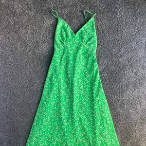 Jättefin grön klänning från Loavies med fin knytdetalj i ryggen💚 Säljer för att den tyvärr är för liten för mig. Köpt på Plick och är i fint skick🥰 Kontakta mig vid köp eller fler bilder🤩