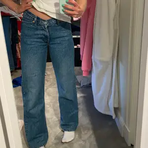 Snygga jeans från weekday med v formas midja! Modell twin i storlek 23. Passar någon under 160💖