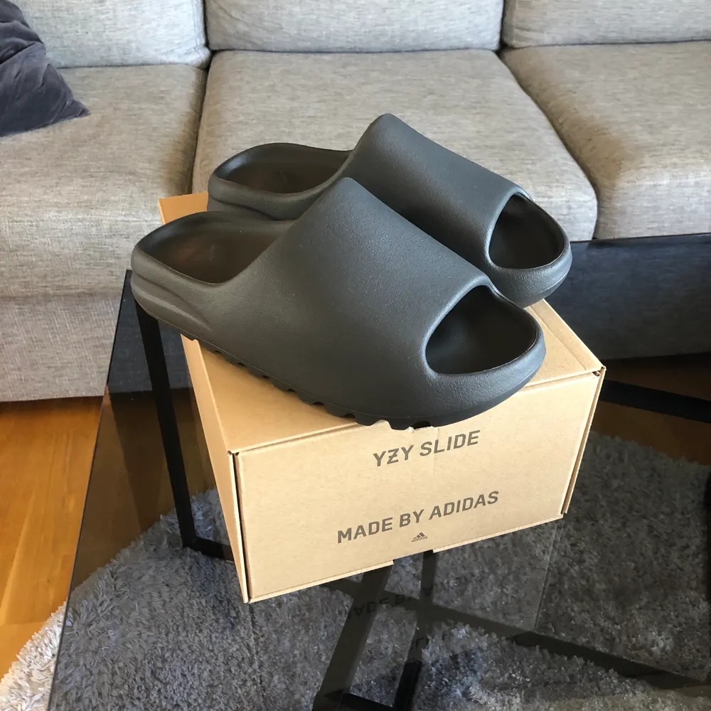 Säljer mina helt nya Yeezy slides ”Onyx” i storlek 44,5. Originalbox följer med📦  Pris 1800k kr✅. Är villig att mötas upp i Göteborg eller posta skorna. Kontakta mig för mer information. Skor.