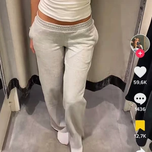 Low joggers Bikbok -  Säljer dessa lågmidjade mjukisbyxor från bikbok som såldes slut på några timmar bara! Helt nya med prislappen kvar. Köptes för 300kr och är väldigt efterfrågade, GE BUD, högsta bud: 500kr. Lånade bilder från tiktok. TRYCK INTE PÅ KÖP DIREKT