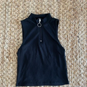 Svart topp - Svart kortärmad topp med dragkedja.🪩