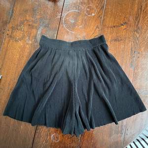 Hej! Säljer mina svarta shorts som faller som en kjol och har fickor! Storlek 34 passar 36. 💘