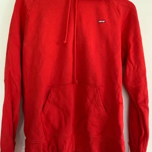 Levis tjocktröja storlek S - Nästa aldrig använd röd Levis tröja, storlek S