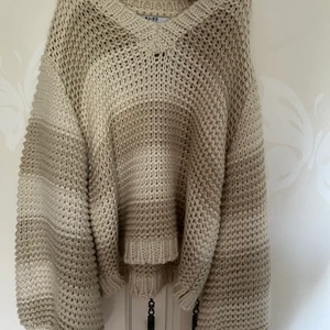 Stickad Tröja Nakd - superfin stickad tröja i Beige ifrån Nakd. Större balkong ärmar och super mysig till hösten ! Aldrig använd utan enbart testad