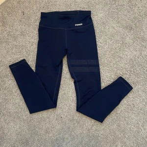 Byxor, stronger st.Xs - Ett par mörkblå stronger träningsbyxor, har använd dem då och då men har tröttna och dem har bara legat i min garderob dem senaste månaderna. Köpte dem för 700 kr säljer dem för 250 kr.❤️ st. Xs