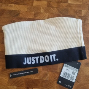 Ny Nike crop top - Unik crop top/tubtopp från nike med prislappar kvar!  Storlek xs 