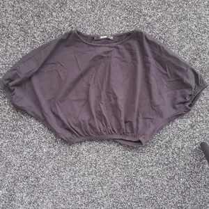 Svart t-shirt - säljer denna t-shirt från bik bok, som är lite " puffig " vid axeln. Den är i fint skick och nästan aldrig andvänd. Säljer för den inte kommer för andvändning längre.