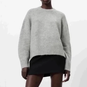 Stickad tröja Zara - Säljer denna fina stickade tröjan från Zara i storlek S, använd några gånger. Buda från 100kr🫶🏼 tryck ej på köp nu (zara knit) men samma tröja  