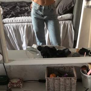 Ett par ljusblåa straight leg jeans från mango som säljs eftersom att de inte passar mig längre💕 Kom privat för fler bilder💕 Köparen står för frakten💕