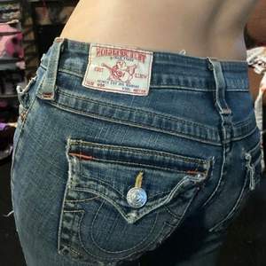 intressekoll på mina true religion jeans! ,de är utsvängda o lågmidjade. Är inte helt säker på om jag vill sälja de har ett litet hål vid benet men annars i fint skick