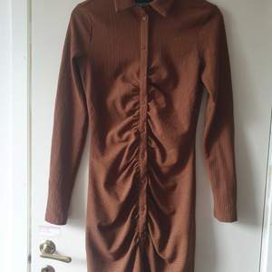 Fin klänning som går längs hela kroppen! Använts 2 gånger En väldigt fin gammal brun färg! Köpt för typ 1000kr