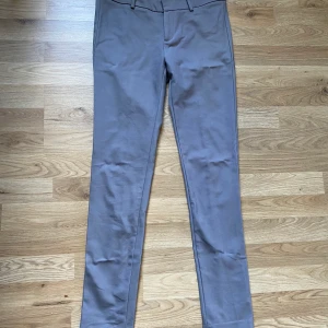 Kostymbyxor  - Säljer ett par jättefina gråa kostymbyxor i storlek 26*30 ifrån Calvin Klein. Skrynklig pga att de har legat i garderoben ett tag, använd några gånger! 