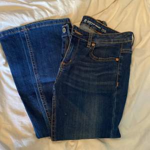 Low waist bootcut jeans från Cubus i storlek 158. Väldigt stretschiga passar mig som bär 34. Aldrig använda och är fullt hela. Ordinarie pris 300kr men väljer att sälja för 100kr plus frakt.