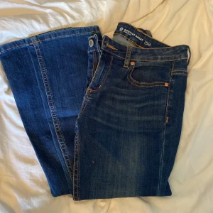 Low waist bootcut jeans  - Low waist bootcut jeans från Cubus i storlek 158. Väldigt stretschiga passar mig som bär 34. Aldrig använda och är fullt hela. Ordinarie pris 300kr men väljer att sälja för 100kr plus frakt.