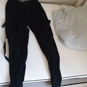 Byxor - Ett par väldigt snygga byxor! Dom har fixor på sidan och även knäppe som dekoration sitter väldigt bra vid röven! Använd 4 gånger väldigt bra skick!