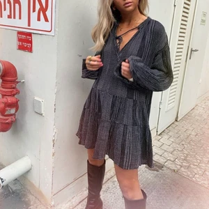 HM trend klänning XS - Säljer denna fina klänning från HM trend i storlek XS! I använt med fint skick 💫💫 Har den även i vit/beige i storlek S om det är av intresse 💛