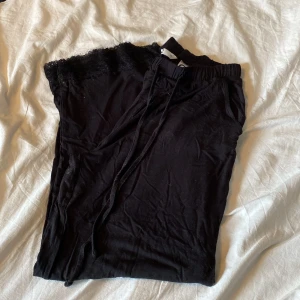 Pyjamas byxa  - Ett par pyjamas byxor ifrån Cubus i storlek xs med spätts på slutet av byxan. Aldrig använda och är fullt hela. Ordinarie pris 200kr men väljer att sälja för 80kr plus frakt.