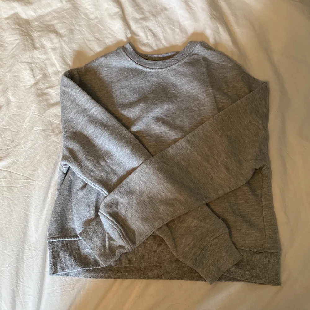 En grå långärmad tröja från pull&bear i storlek xs. Använt fåtals gånger men är fullt hel. Ordinarie pris 200kr men väljer att sälja för 80kr plus frakt. . Tröjor & Koftor.
