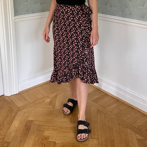 Blommig kjol  - Blommig kjol från soaked in luxury. Omlotten är stängd, vilket är praktiskt då den inte delar sig om det blåser.   Hämtas i Trelleborg eller Malmö, kan också skicka såklart! 