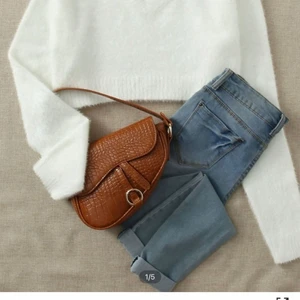 Tröja - En helt ny tröja, inte ens prövad så sprillans ny! Ganska croppad!! Strl L! Köpt för över 100kr!