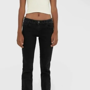 Svarta low waist jeans! - Hjälper min kompis att sälja dessa supersnygga jeans från stradivarius!💓💓 De passar inte henne längre och de är super low waist😍😍 användt fåtal gånger, fint skick❤️ pris kan diskuteras  