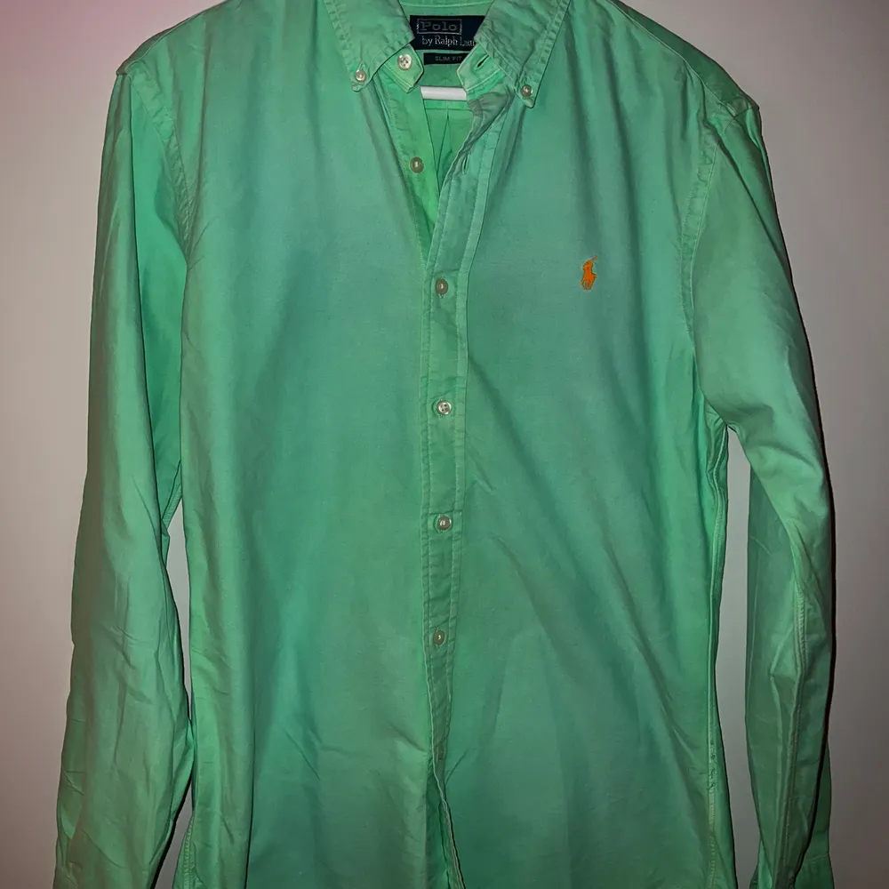 Säljer min fina oringal Ralph Lauren stark ljusgrönt skjorta som är i bra sick, nästan aldrig använd.   Nypris: 1199:-   Ta emot swish. Kan skickas på Post men då stå du för frakten . Skjortor.