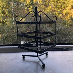 Smyckesställ - Väldigt praktiskt smyckesställ som går att snurra på. Får plats med hur många örhängen som hälst och en del halsband och armband.