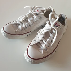 All ☆ Star låga vita Converse  - Låga vita converse i använd skick. Skriv privat ifall ni har några frågor 🙌