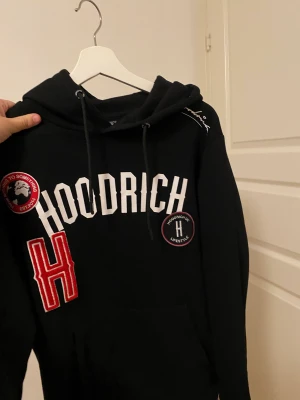 Hoodrich hoodie - Jätte jätte snygg hoodrich hoodie. Älskar den men lite stor..  Köpte för ca 2 veckor sen och har kvar kvittot. Storlek M och passar S. Köptes för 800 och säljer för 500. Eftersom tröjan är ny och inte använd. Tröjan är slut överallt så passa på