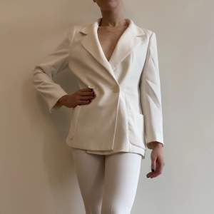 Vit kavaj och vita kostumbyxor från Zara 500kr för hela setet  Storlek: XS i kostymbyxorna S i kavajen 