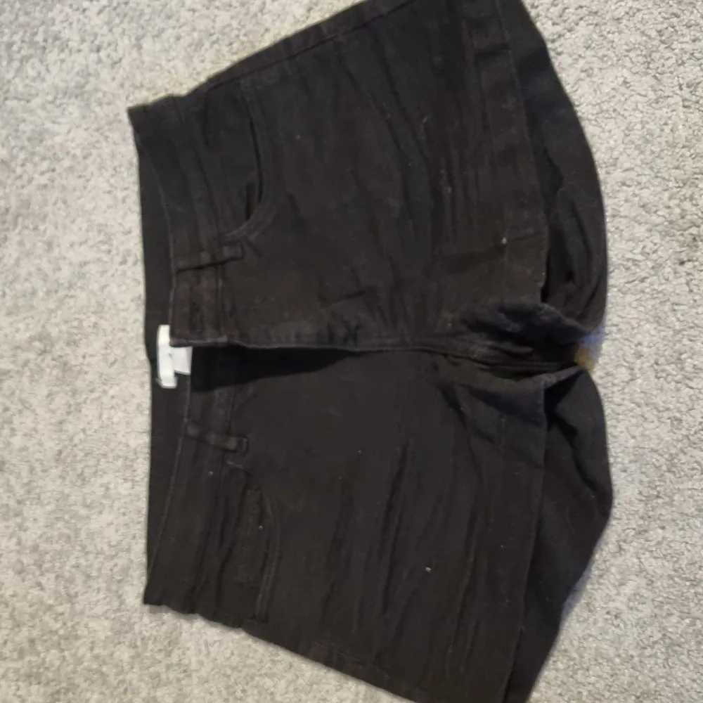 Svarta jeansskjorts från H&M i strl. 36. Shorts.
