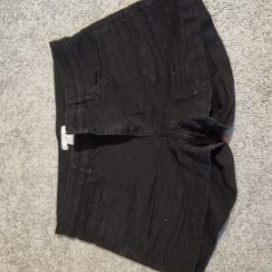 Svarta jeansskjorts från H&M i strl. 36