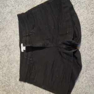 Jeansshorts - Svarta jeansskjorts från H&M i strl. 36