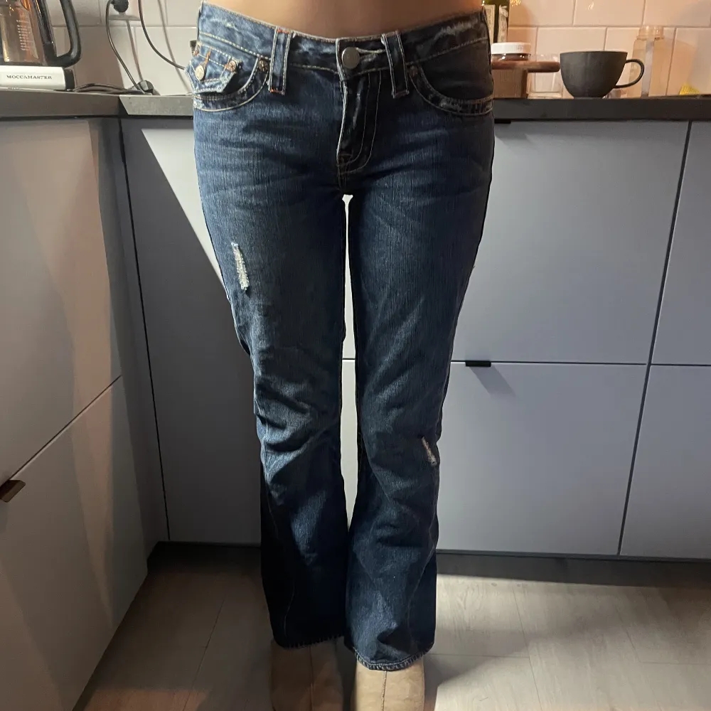 Säljer dessa jeans från True Religion , aldrig använda så nyskick. Säljer pga inte min stil längre , skriv privat för flera bilder. . Jeans & Byxor.