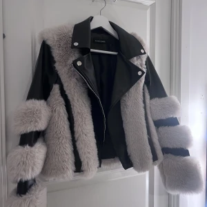 Jacka  - Fin päls/skinn jacka. Aldrig använd då de inte riktigt är min stil, 