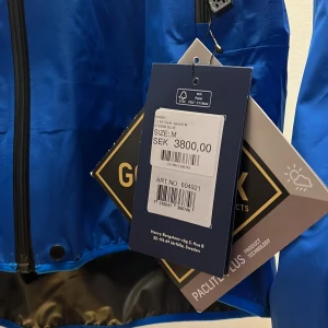Gore-tex product | HagLöfs  - Frakt: (uppsala) 0kr. Skick: Väldigt bra 3-i-1 Regn jacka, Marine blå  Original Pris:3800kr  Efter pris: 3000kr (kolla på prislappen i bilden)  Size: M/L