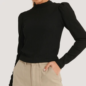 NA-KD topp - Skitsnygg topp från Na-kd, ”high neck structured jersey top black” hette den på hemsidan men är osäker på om den finns kvar. Köparen står för frakt 📦 