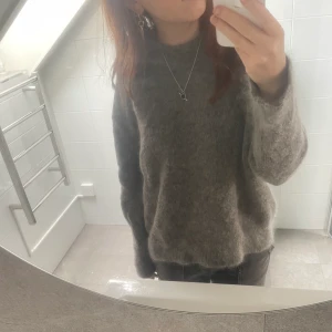 Other stories tröja - Säljer nu min stickade tröja från &otherstories! Den är gjord i Mohair🫶 Köpt för 1170kr❤️Den är endast använd 2 gånger och därför i väldigt bra skick! Kan inte längre hitta den på Other Stories❤️❤️ 