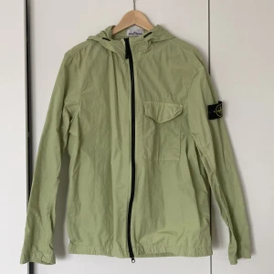 Stoneisland Jacka med luva  - Tunn jacka i storlek large. Använd vid ett fåtal gånger, så gott som oanvänd.