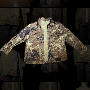 Kamouflage skjorta - En fin kamouflage skjorta jag inte använt mig mycket av. Den är i bra skick och fint material