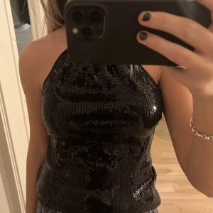 Glittrig festopp  - Säljer min glittriga festopp💗💗nypris 299kr