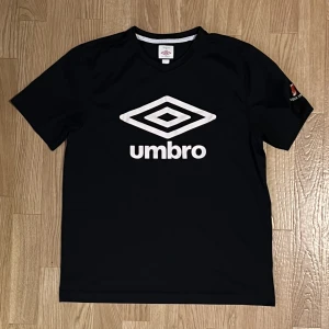 Umbro träningströja - Tröningströja i bra skick. Storlek L i dam, funkar för M. 🖤